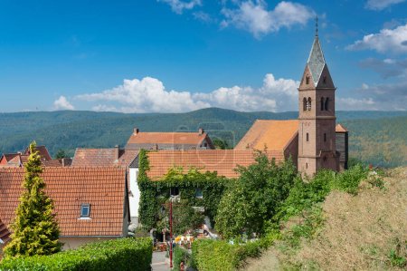 Stadtbild mit evangelischer Kirche in Lichtenberg. Département Bas-Rhin im Elsass