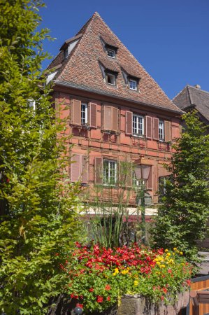 Téléchargez les photos : Maison à colombages dans la vieille ville historique, ici sur la place du marché à Obernai. Département du Bas-Rhin en région Alsace - en image libre de droit
