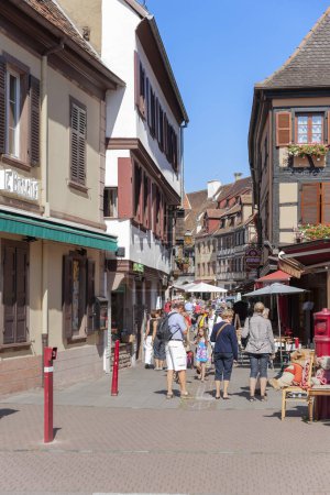 Téléchargez les photos : Obernai, France - 11 août 2022 : Vue de la rue piétonne Rue du Marche à Obernai. Département du Bas-Rhin en région Alsace - en image libre de droit