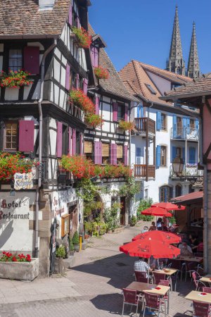 Téléchargez les photos : Obernai, France - 11 août 2022 : Façade à colombages de l'Hôtel Restaurant Zum Schnogaloch à Obernai. Département du Bas-Rhin en région Alsace - en image libre de droit