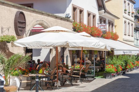 Téléchargez les photos : Obernai, France - 11 août 2022 : Restaurant à la maison romane Maison Romane rue des Pelerins à Obernai. Département du Bas-Rhin en région Alsace - en image libre de droit