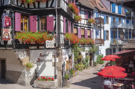 Téléchargez les photos : Obernai, France - 11 août 2022 : Façade à colombages de l'Hôtel Restaurant Zum Schnogaloch à Obernai. Département du Bas-Rhin en région Alsace - en image libre de droit