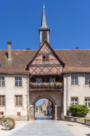 Fachwerkensemble mit historischer Tour de l 'Ecole in Rosheim. Département Bas-Rhin im Elsass