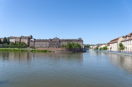 Téléchargez les photos : Vue sur le canal Rhin-Marne jusqu'au vieux château épiscopal et au château de Rohan à Saverne. Département du Bas-Rhin en Alsace - en image libre de droit