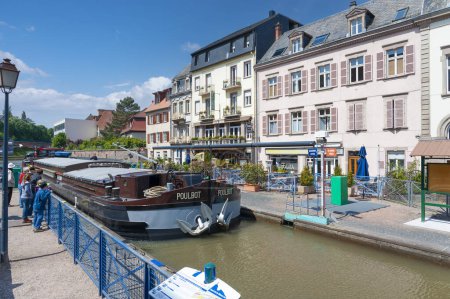 Téléchargez les photos : Saverne, France - 26 mai 2022 : Cargo ship in lock of Rhine-Marne Canal in Saverne. Département du Bas-Rhin en Alsace - en image libre de droit