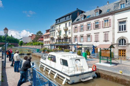 Téléchargez les photos : Saverne, France - 26 mai 2022 : Péniche dans l'écluse du canal Rhin-Marne à Saverne. Département du Bas-Rhin en Alsace - en image libre de droit