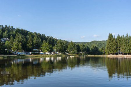 Téléchargez les photos : Lac de baignade avec vue sur le camping Muhlenbach à Sturzelbronn. département de la Moselle en Lorraine - en image libre de droit
