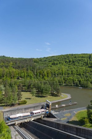 Téléchargez les photos : Ascenseur en bateau sur le canal Rhin-Marne près de Saint-Louis - Arzviller. département de la Moselle en Lorraine - en image libre de droit