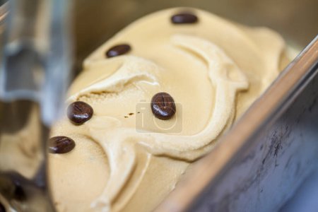 Foto de Delicious ice cream with chocolate - Imagen libre de derechos