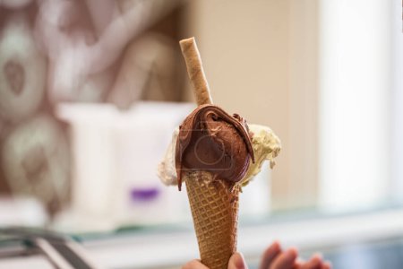 Téléchargez les photos : Crème glacée dans la gaufre dans le café - en image libre de droit