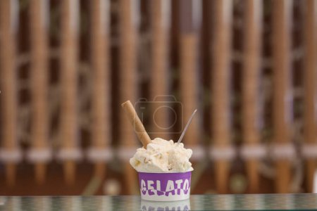 Téléchargez les photos : Tasse avec crème glacée isolé sur le fond avec des cônes empilés - en image libre de droit