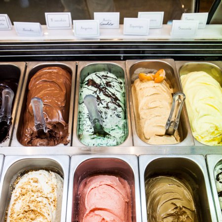 Téléchargez les photos : Plateaux de crème glacée dans diverses saveurs dans un magasin de crème glacée - en image libre de droit