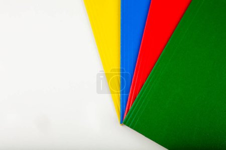 Téléchargez les photos : Set papiers colorés sur fond blanc - en image libre de droit