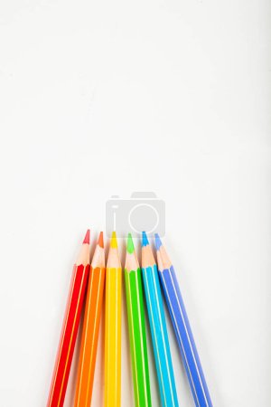 Téléchargez les photos : Six crayons de couleur sur fond blanc - en image libre de droit