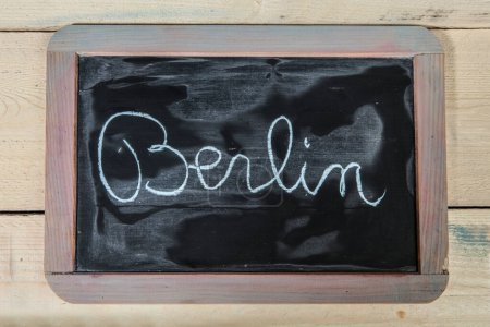 Téléchargez les photos : Tableau avec inscription 'Berlin' sur fond en bois - en image libre de droit