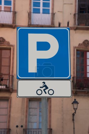 Foto de Señal de tráfico que indica la "P" de estacionamiento en un contexto urbano - Imagen libre de derechos