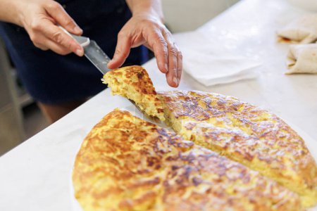 Téléchargez les photos : Détail d'une omelette aux œufs fraîchement préparée - en image libre de droit