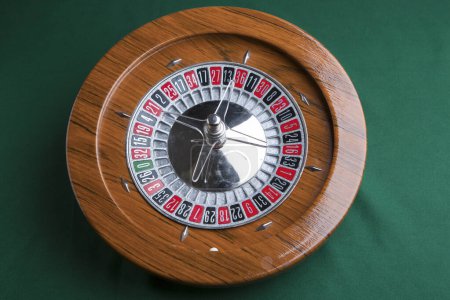 Téléchargez les photos : Roulette en bois isolée sur fond vert - en image libre de droit