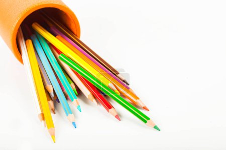 Téléchargez les photos : Crayons de couleur dans un bocal sur fond blanc - en image libre de droit