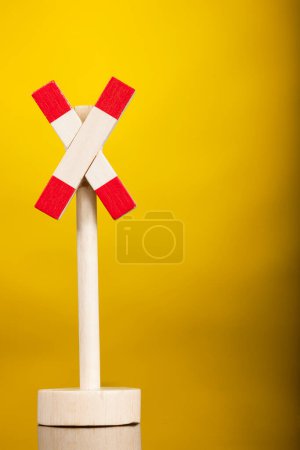 Téléchargez les photos : Jouet panneau de signalisation isolé sur fond jaune - en image libre de droit
