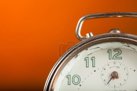 Téléchargez les photos : Horloge ronde vintage devant fond orange - en image libre de droit