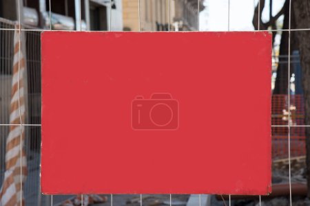 Téléchargez les photos : Signalisation routière rouge en contexte urbain - en image libre de droit
