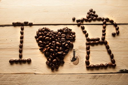 Téléchargez les photos : Écrit "J'aime le café" sur des planches en bois avec des grains de café - en image libre de droit
