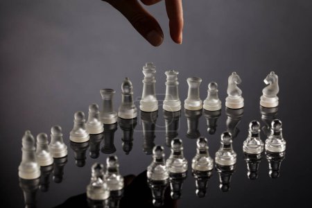 Téléchargez les photos : Main sur échecs isolé sur fond neutre - en image libre de droit