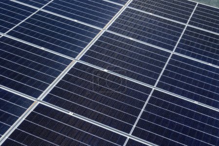 Foto de Paneles fotovoltaicos colocados en el techo de una casa - Imagen libre de derechos