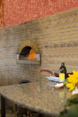 Foto de Horno de ladrillo tradicional utilizado en una pizzería - Imagen libre de derechos