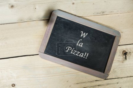 Téléchargez les photos : Tableau avec l'inscription 'w la pizza' - en image libre de droit