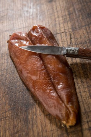 Foto de Huevas de salmonete con cuchillo sobre fondo de madera - Imagen libre de derechos