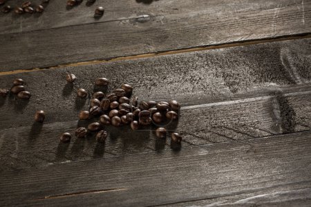 Foto de Granos de café en una mesa de madera - Imagen libre de derechos