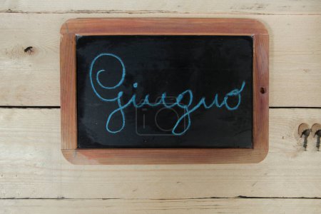 Téléchargez les photos : Tableau avec l'inscription "Juin" sur un fond en bois - en image libre de droit