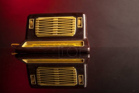 Téléchargez les photos : Radio antique vintage, isolée sur fond sombre - en image libre de droit