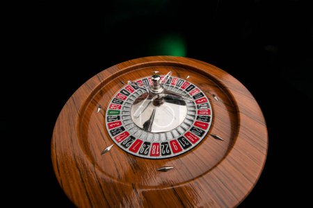 Téléchargez les photos : Roue roulette en bois isolée sur fond noir - en image libre de droit