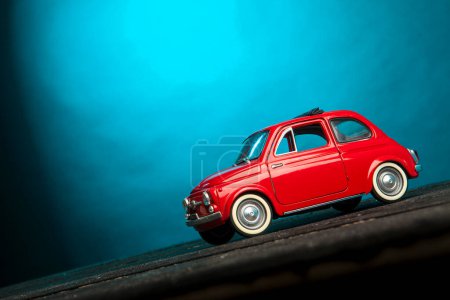 Téléchargez les photos : Vintage modèle de jouet de voiture sur fond bleu - en image libre de droit