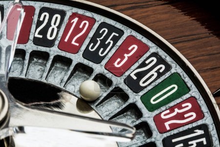 Téléchargez les photos : Gros plan d'une roulette de casino avec un numéro - en image libre de droit