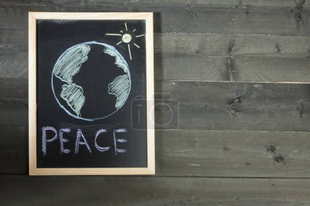 Téléchargez les photos : Tableau noir avec écrit "paix" et monde dessiné - en image libre de droit