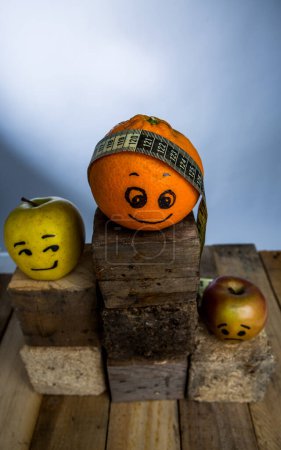 Téléchargez les photos : Podium avec fruits sur table en bois - en image libre de droit