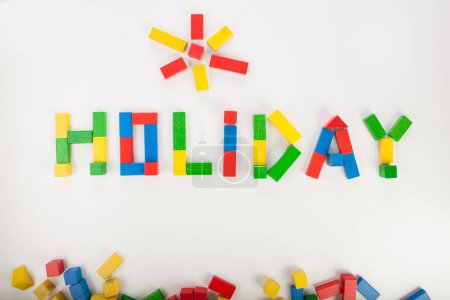 Téléchargez les photos : Bâtiments colorés formant le mot "vacances" isolé sur un fond blanc - en image libre de droit