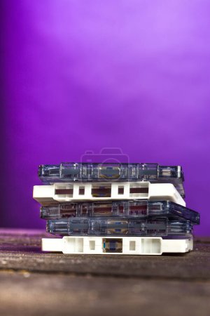 Téléchargez les photos : Cassettes sur fond violet - en image libre de droit
