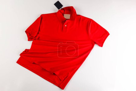 Foto de Camiseta roja sobre fondo blanco - Imagen libre de derechos