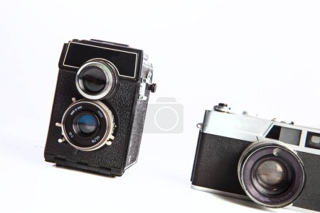 Téléchargez les photos : Comparaison des anciens reflex analogiques de 35mm et de format moyen, isolés sur fond blanc - en image libre de droit