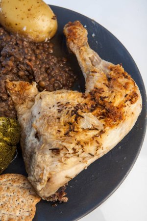 Téléchargez les photos : Plat composé de poulet, pois chiches et brocoli, sur une surface légère - en image libre de droit