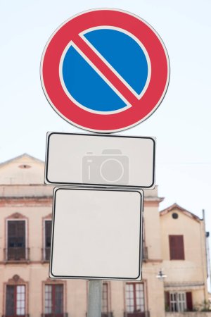 Téléchargez les photos : Pas de signalisation routière de stationnement dans un contexte urbain - en image libre de droit