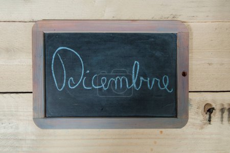 Téléchargez les photos : Tableau avec inscription "décembre" sur fond en bois - en image libre de droit