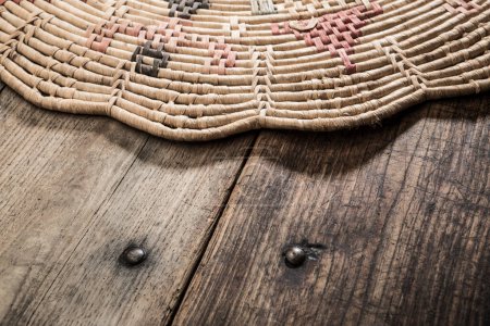 Téléchargez les photos : Ancienne nappe traditionnelle finement brodée, isolée sur table en bois - en image libre de droit