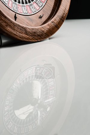 Téléchargez les photos : Détail d'une roulette en bois - en image libre de droit