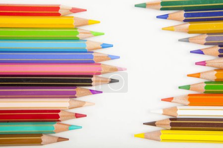 Téléchargez les photos : Composition de crayons de couleur sur fond blanc - en image libre de droit